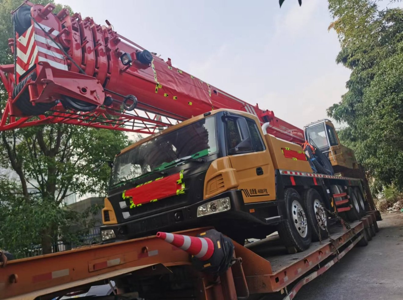 Grúa de 80 toneladas — transporte especial sobredimensionado