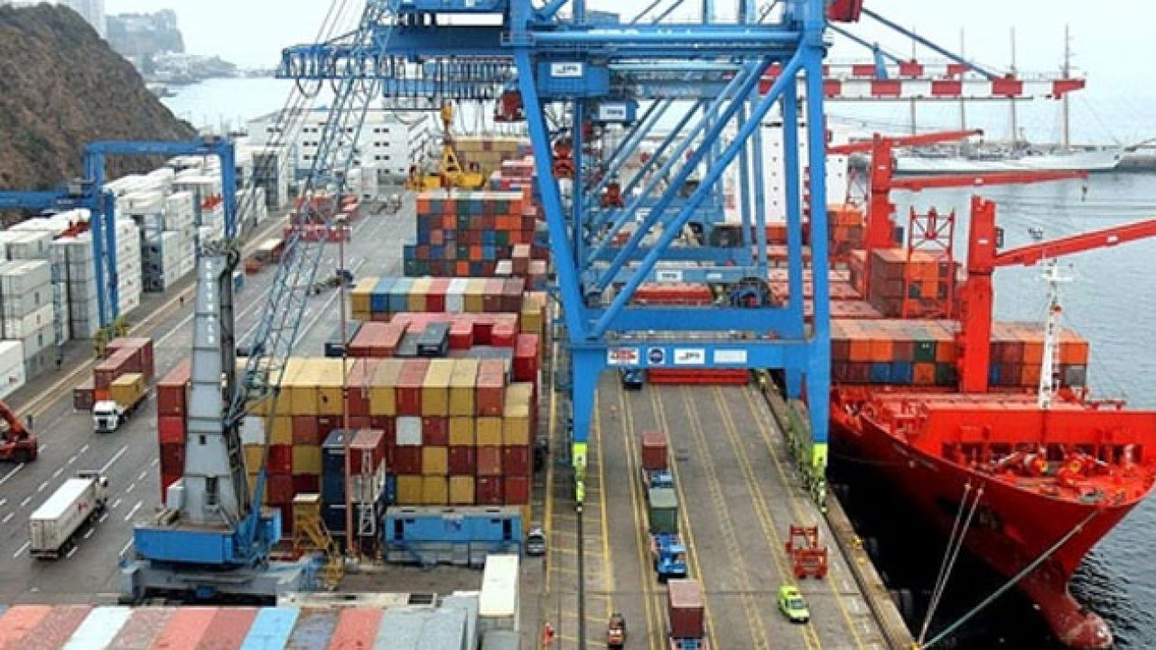 Transtide Freight - Puerto marítimo con grúas y operaciones de contenedores